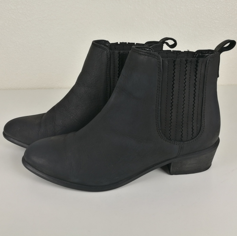 Steve Madden Black Leather Suede Chelsea Boots 7